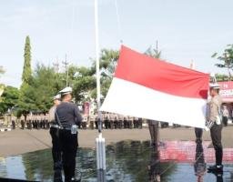 Kapolres Sampang Pimpin Upacara Bendera Memperingati HUT Kemerdekaan Republik Indonesia Ke 78