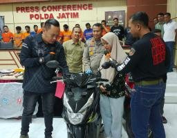 Polda Jatim Berhasil Temukan dan Kembalikan Motor Korban Pencurian Kepada Pemilik