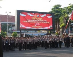 Polrestabes Surabaya Gelar Upacara HUT RI ke-78 dengan Khidmat Serta Beri Penghargaan Kepada Polri Yang Berprestasi