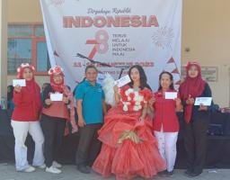 Gelar Jalan Sehat HUT RI, Guru dan Siswa SMK Unitomo Pakai Kostum Unik