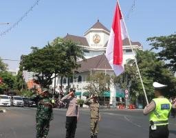 Satlantas Polrestabes Surabaya Gelar Upacara Bendera Merah Putih Bersama Pengendara