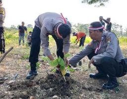 Peringati Hari Kemerdekaan RI ke – 78, Polres Nganjuk Tanam Ribuan Berbagai Jenis Pohon