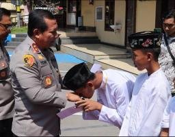 Kunker ke Polres Lumajang, Kapolda Jatim Berikan Santunan Anak Yatim