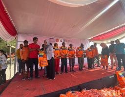 Platinum Hotel Tunjungan Surabaya dan Casa Grande Serahkan Life Jacket Ke Paguyuban Perahu Wisata Taman Surabaya