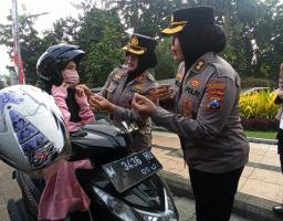 Peduli Keselamatan Lalu – lintas, Polwan Polda Jatim Gaturlalin dan Berbagi Helm Gratis