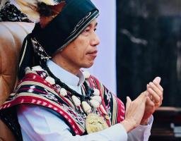 Berbusana Adat Tanimbar, Presiden Jokowi Sampaikan Pidato di Gedung Nusantara