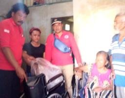 Penyaluran Kursi Roda Oleh Ormas Aldera Untuk Warga Kedinding Tengah
