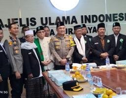 Kapolrestabes Surabaya dan Pejabat Utama, serentak Sambangi Toga dan Tomas dalam Rangka Silaturahmi