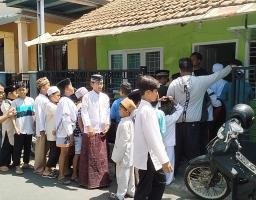 Tim Media Semangat Berbagi Makanan di Jumat Berkah 