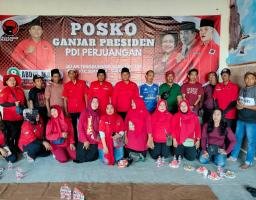 Mas Malik CALEG Nomer Urut 8 PDI Perjuangan Blusukan,Sosialisasi Dan Pasang Sticker Ganjar Pranowo Sebagai Calon Presiden 2024-2029 Di Dapil 2 Surabaya