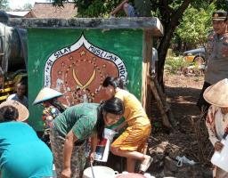 Polsek Ngetos Bersama BPBD Kabupaten Nganjuk dan Pemdes Salurkan Air Bersih untuk 120 KK Warga Dusun Jatirejo