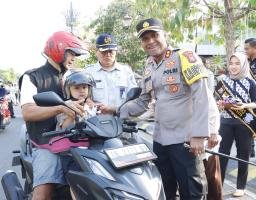 Edukasi di Operasi Zebra Semeru 2023, Polres Madiun Kota Berbagi Helm Gratis