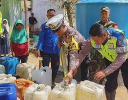 Sambut Hari Lalu Lintas Bhayangkara ke 68, Satlantas Bondowoso Sumbang Tandon dan Dropping Air Bersih