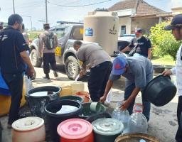 Polres Lumajang Kembali Distribusikan Bantuan Air Bersih Untuk Warga
