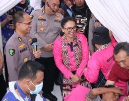 Baktikes Bhayangkari Peduli “Tour Of Kemala” di Banyuwangi, Biddokkes Polda Jatim Layani 1000 Pasien Gratis