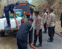 Gunakan Water Cannon Satuan Brimob Polda Jatim Kirim Air Bersih Untuk Warga Ponorogo