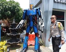 Kreatif dan Edukatif, Ratusan Knalpot Brong Sitaan Dijadikan Patung Robot Oleh Polresta Malang Kota