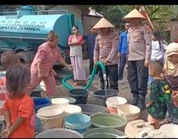 Polres Jember Kembali Salurkan Bantuan Air Bersih Untuk Warga Kecamatan Patrang