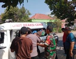 Polres Nganjuk bersama-sama TNI, Pemdes Rowoharjo dan Dinas Kesehatan bantu ODGJ