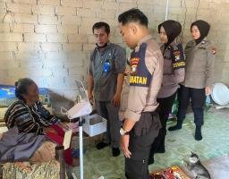 Warga Sambut Antusias Bakti Kesehatan Polri di Rempang