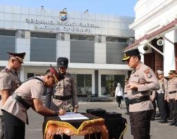 Kapolrestabes Surabaya Pimpin Upacara Serah Terima Jabatan Kasat Binmas, Kabaglog dan Tujuh Kapolsek Jajaran