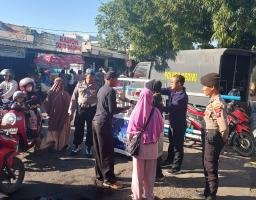 Jumat Curhat dan Berkah, Polisi di Kediri Berbagi Sayuran