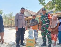 Polres Nganjuk Bersama AKD Lengkong dan Jatikalen Sumbangkan Air Minum Dalam Kemasan untuk Warga Desa Pule