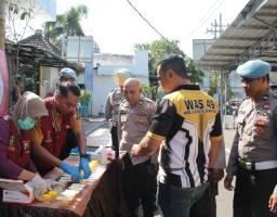 Kapolres Lakukan Tes Urin Puluhan Anggotanya : Upaya Cegah Penyalahgunaan Narkoba di lingkungan Polres Nganjuk