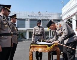 Kapolrestabes Surabaya Pimpin Upacara Serah Terima Jabatan Kabagops, Kasatreskrim dan Kapolsek Gunung Anyar