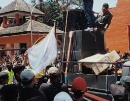 Aliansi Madura Indonesia Gelar Aksi Demo Di Kantor Bupati Mojokerto