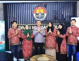 Kadiv Humas Hadiahi Lima Jurnalis ke Tanah Suci