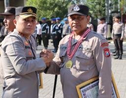 Kapolres Nganjuk Beri Penghargaan Kepada Anggotanya dalam Penerbitan Sertifikat Tanah Asset Polri