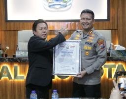 Kapolresta Malang Kota Terima Penghargaan Dari Lemkapi Terkait Program SIMPONI