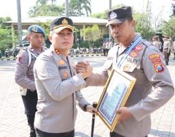 Kapolres Nganjuk Beri Penghargaan 6 Anggota Bhabinkamtibmas yang Berprestasi