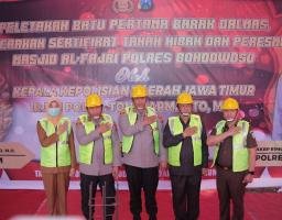 Letakan Batu Pertama Bangun Barak Dalmas, Kapolda Jatim Apresiasi Sinergitas Forkopimda Bondowoso