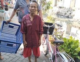 Ormas Aldera Kembali Berikan Bantuan Kepada Warga Sidotopo Berupa satu Unit Sepeda