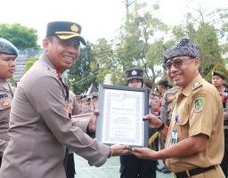 Polresta Banyuwangi Serahkan Hadiah Lomba Yel-Yel dan Lomba Kebersihan Tour of Kemala 2023