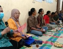 SOSIALISASI BAHAYA NARKOBA : KOMITMEN WARGA PUTAT JAYA SURABAYA MELAWAN NARKOBA