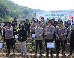 HUT Humas Polri Ke-72, Bidhumas Polda Jatim dan Jajaran Tanam Ribuan Bibit Mangrove Minimalisir Abrasi