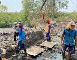 Tak Mendapat Perhatian Pemerintah, Warga Desa Buluh Bahu Membahu Swadaya Perbaiki Saluran Irigasi