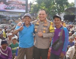 Pupuk Kebersamaan Bersama Abang Becak, Kapolrestabes Surabaya Ajak Sarapan Pagi dan Bagikan Paket Sembako