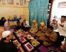 KENANG PELAWAK CAK EKO LONDO, WALI KOTA ERI PERSEMBAHKAN PERTUNJUKAN SENI DI TAMAN SURYA