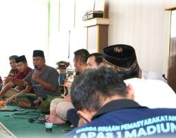 Gus Mamang Pengasuh Ponpes Riyadul Jannah Kunjungi Blok Pondok Pesantren “Hayatus Salam” Lapas Kelas I Madiun