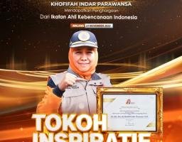 Gubernur Khofifah Terima Penghargaan Tokoh Inspiratif Penguatan Kolaborasi Relawan Penanggulangan Bencana