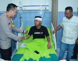Kapolres Gresik Jenguk Korban Kerusuhan Suporter Stadion Gejos di RS Bhayangkara Polda Jatim