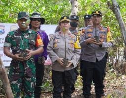 Dalam Rangka Polri Melestarikan Lingkungan, SDM Polrestabes Surabaya Tanam Ratusan Pohon Mangrove