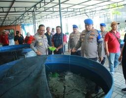 Dukung Ketahanan Pangan Ditpolairud Polda Jatim Beri Bantuan Ribuan Bibit Ikan Lele