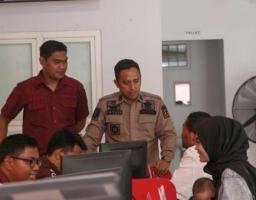 Kepala Kesatuan Pengamanan Lapas Kelas I Madiun Memastikan Keamanan Kunjungan Keluarga WBP