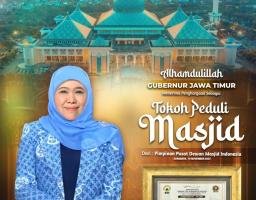Gubenur Khofifah Terima Penghargaan Tokoh Peduli Masjid dari Dewan Masjid Indonesia