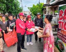 Jum'at Berkah, BULEKS' 99 Communty Sasar Kampung-kampung Bagikan Nasi Kotak